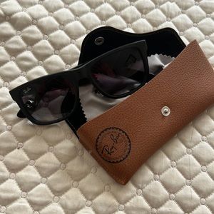 Matte black Ray-Ban sunglasses Way-farer